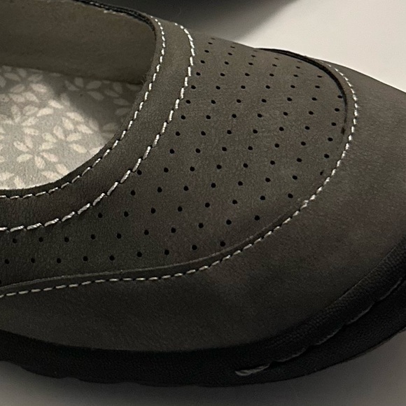 JBU Women's Flats in Cream and Gray - Picture 2 of 13